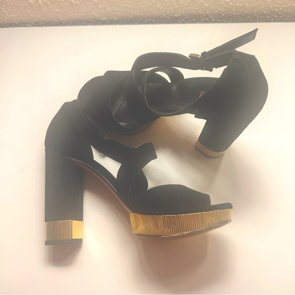 Stunning MICHAEL KORS platform suede sandal with chunky gold heel. - Picture 10 of 12